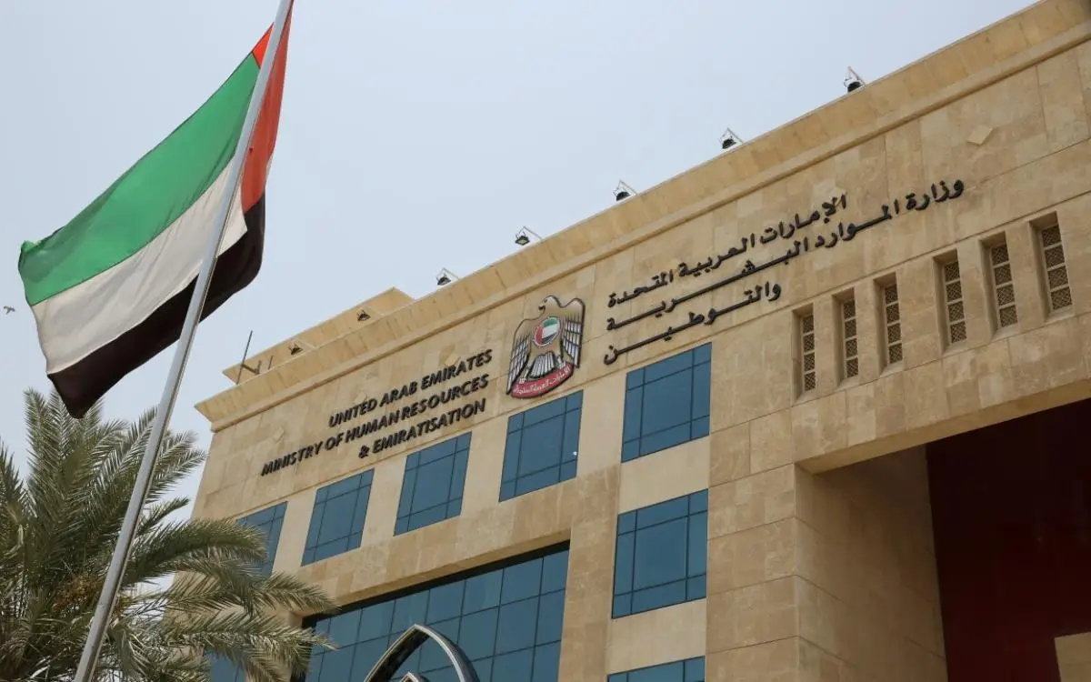 إغلاق 77 حساباً يدير عمالة غير مرخصة في الإمارات