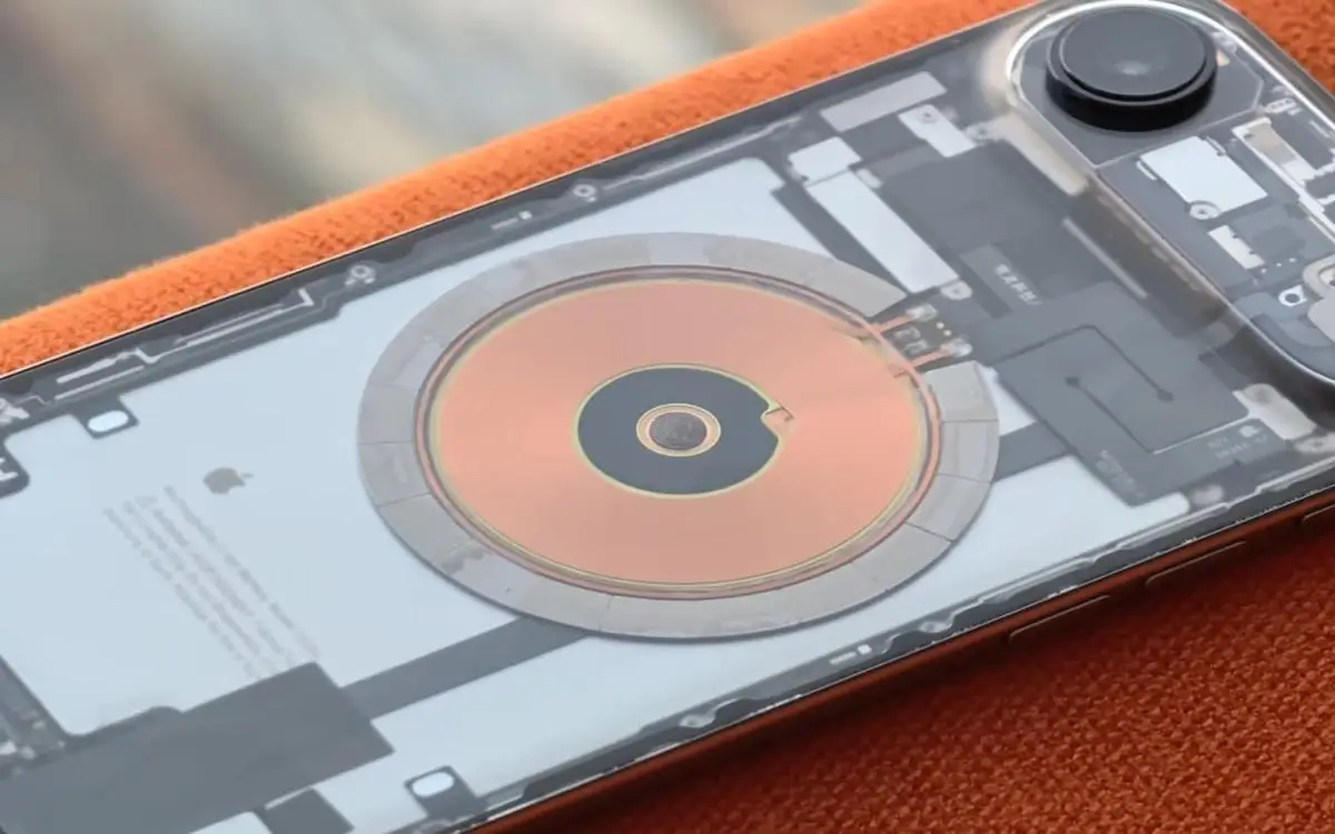 فريق تقني "يعبث" بآيفون ويحوله إلى شفاف