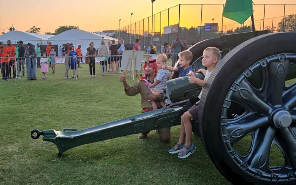 أطفال يركبون "مدفع رمضان" في دبي