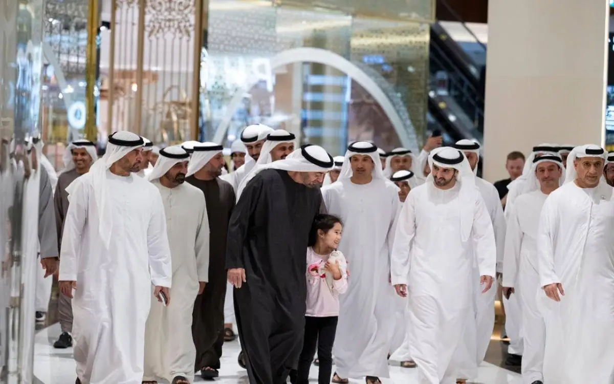 محمد بن زايد وحمدان بن محمد يتجولان في دبي مول (فيديو)