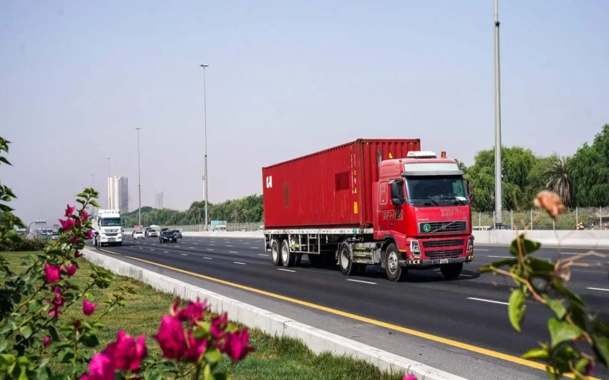 دبي تعلّق حظر الشاحنات حتى هذه المهلة