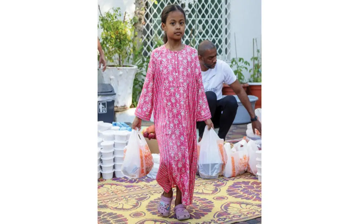 طقوس "كسر الصيام".. لماذا تفتح أسر إماراتية أبوابها عند الإفطار؟