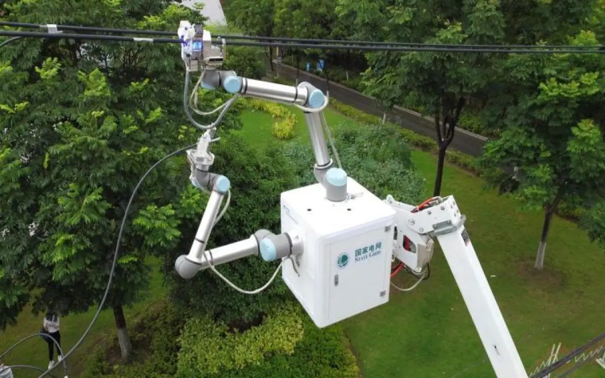 كهربائي روبوت يصلح عطلاً في الصين