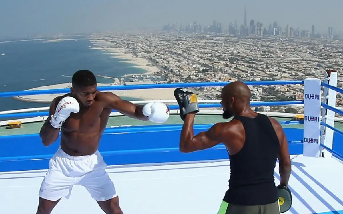 بطل "ثقيل الوزن" يختار دبي للعيش