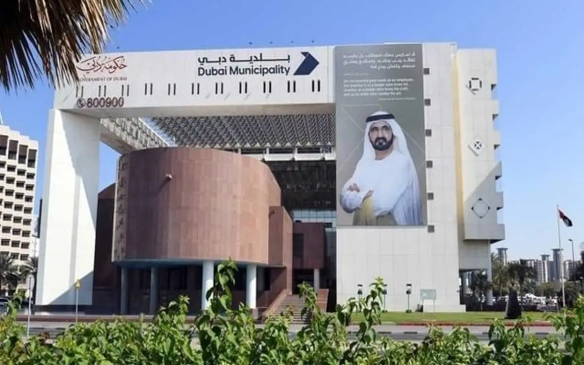 روبوتات في دبي تلاحق الرمي العشوائي للنفايات