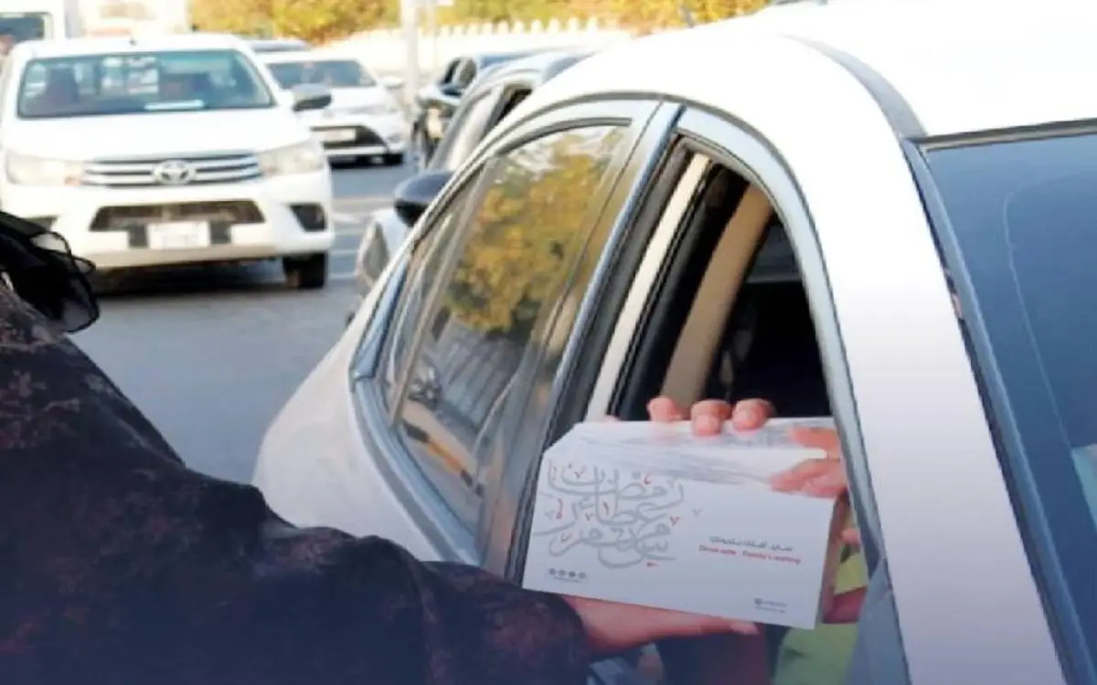 متطوعون يعترضون طريق السائقين في الإمارات قبيل الإفطار