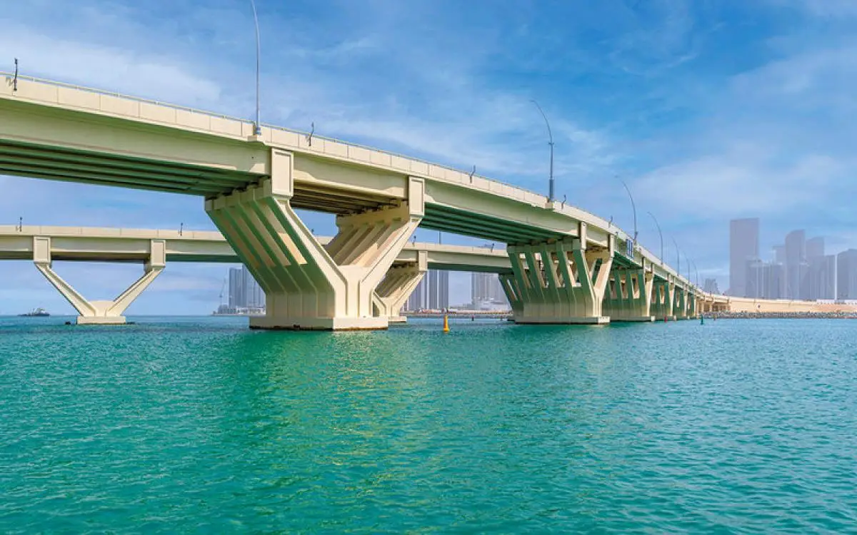 أبوظبي تفتتح جسرين يسهلان الوصول إلى دبي