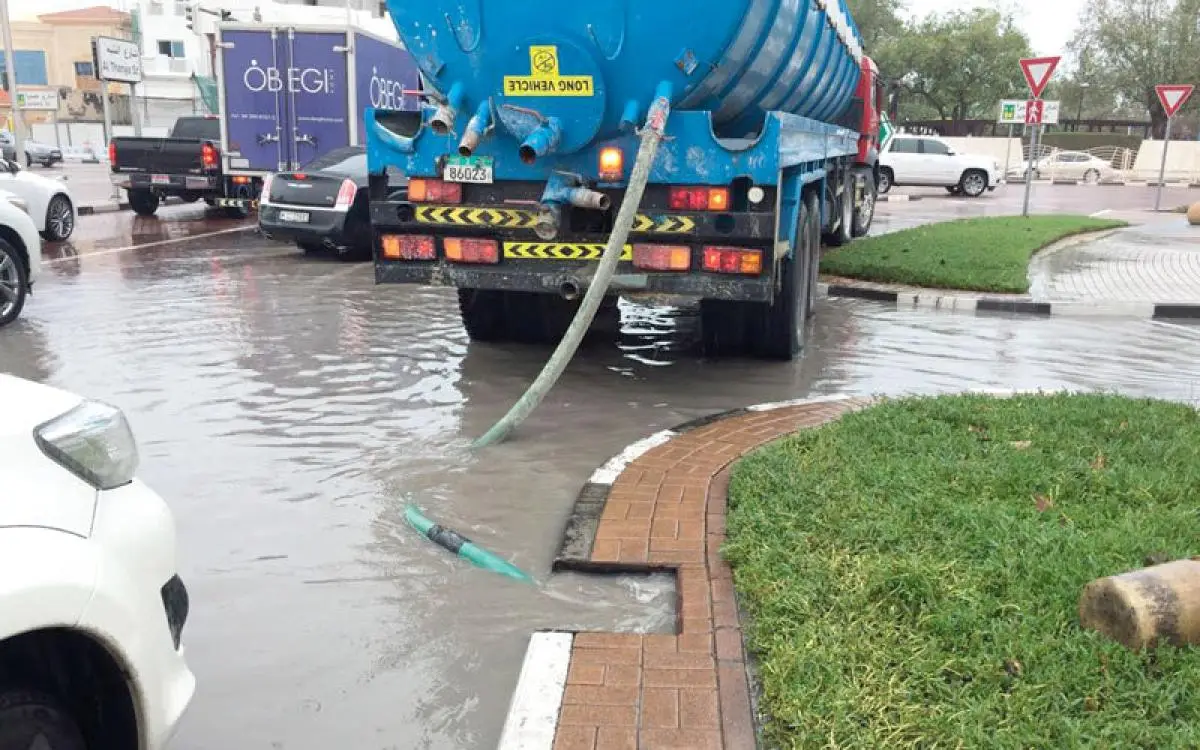 2800 عامل في بلدية دبي "يصرفون المياه"