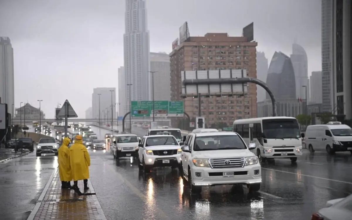 26 مركز دفاع مدني في دبي "مستنفر مائياً"