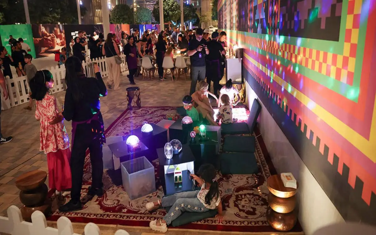 الفن يجمع عائلات دبي كل سبت