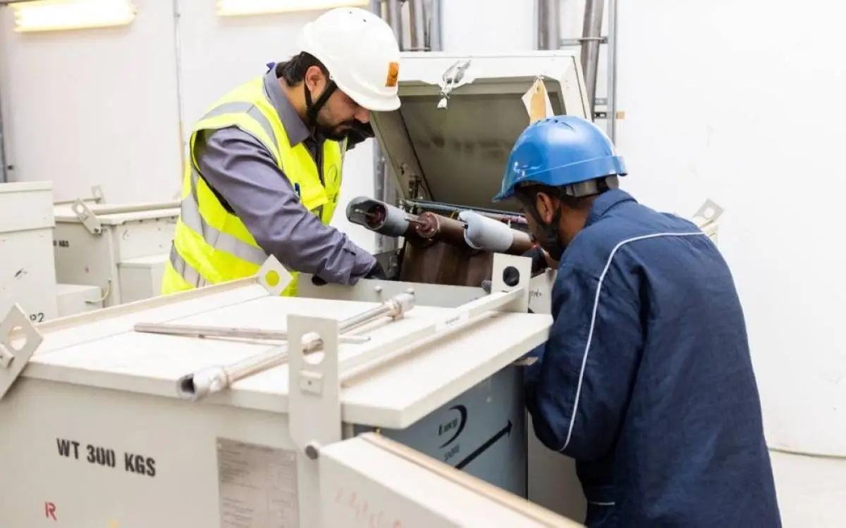 كهرباء دبي تمشي على 3 مسارات "تحت المطر"