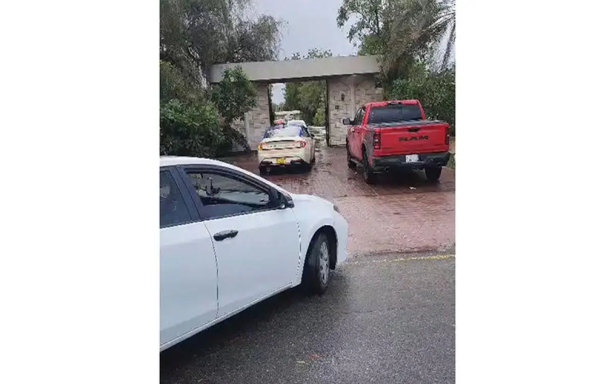 بابان وممر آمن في دبي تحمي السيارات من الغرق