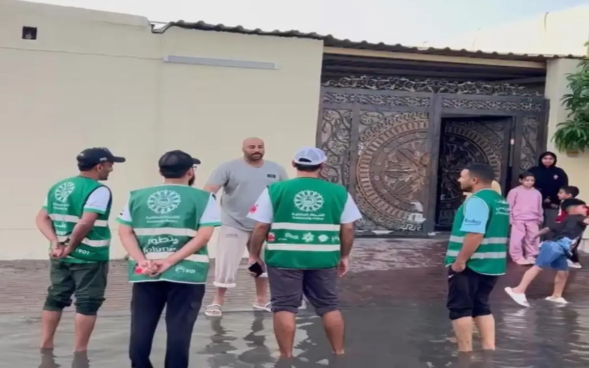 متطوعو دبي ينتشلون 279 لوحة غارقة