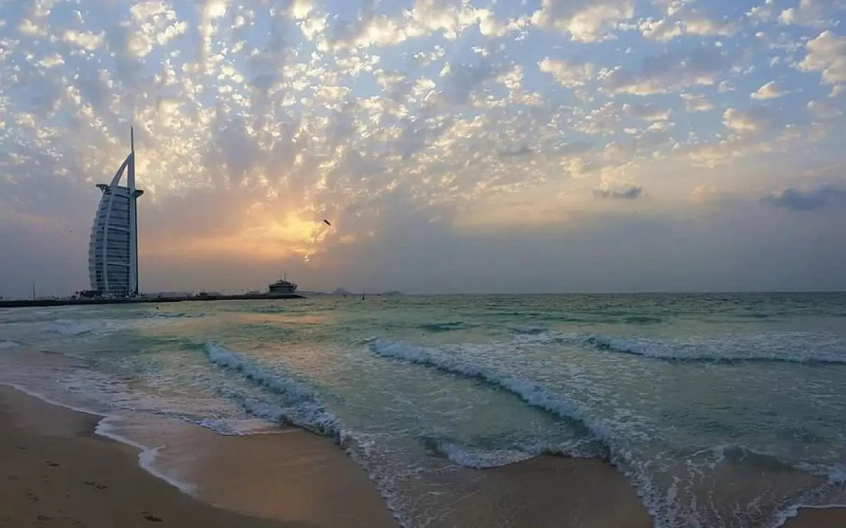 إخماد حريق الناقلة الكويتية ومياه دبي تنجو