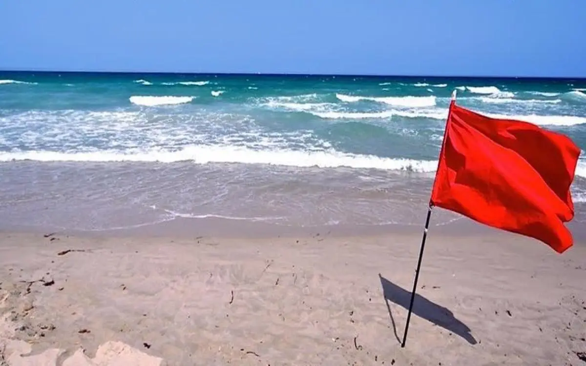 الأمطار تمدد تحذيرات القيادة و"العلم الأحمر" في دبي