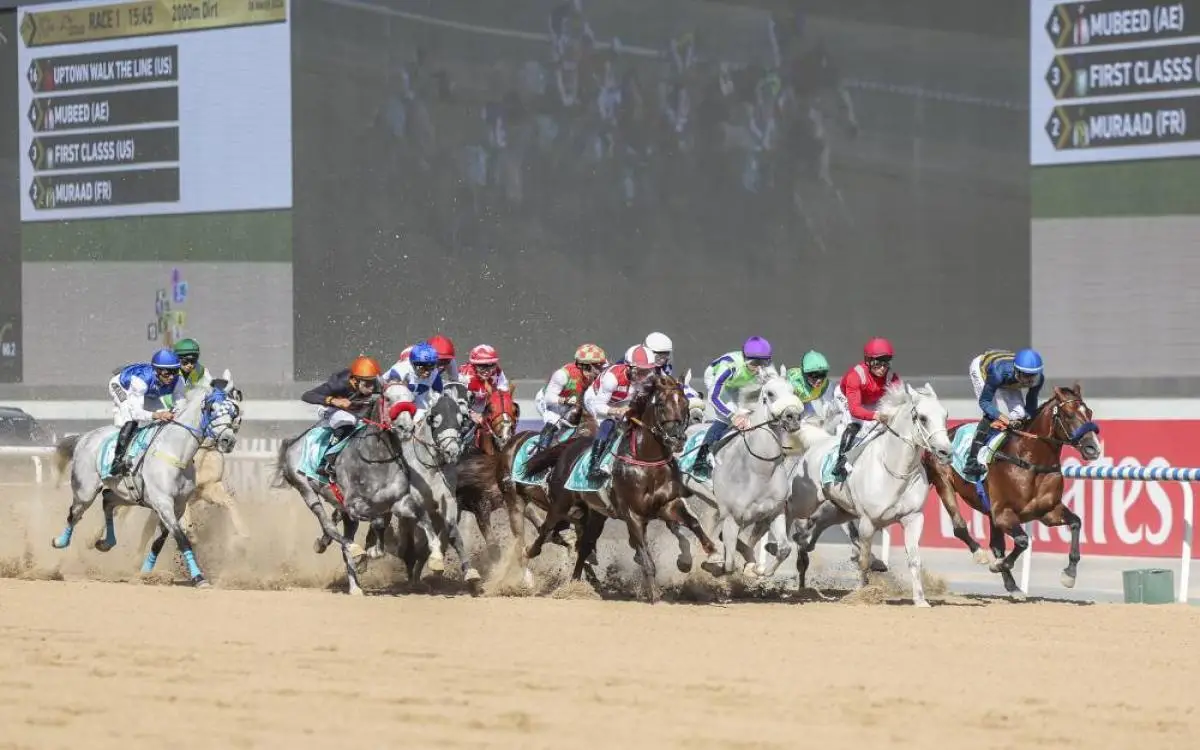 محمد بن راشد يواكب فرسان القدرة بسيارته (فيديو)