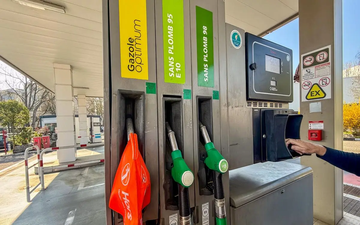 نقص الوقود يضرب 700 محطة في فرنسا