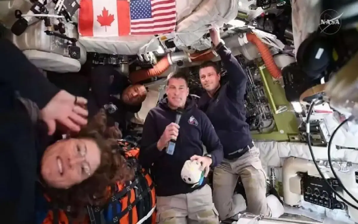 إصلاح مرحاض معطل حول القمر