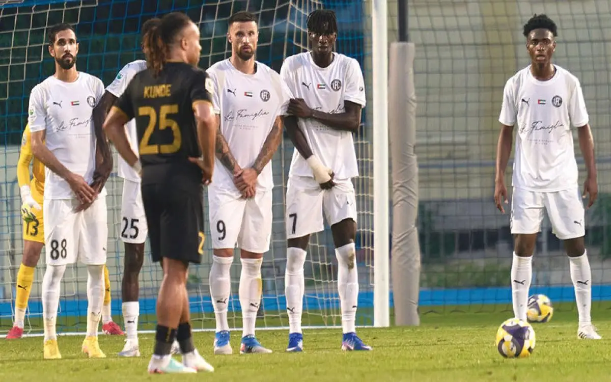 تعادل سلبي يحسم قمة كروية في دبي