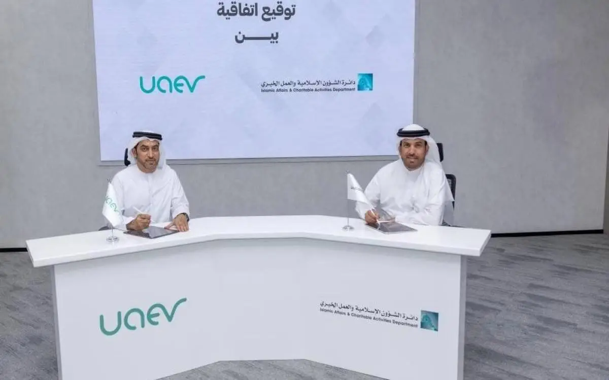 شحن أخضر أمام مساجد دبي